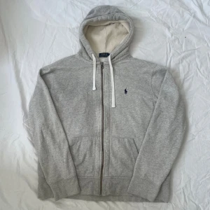 Grå hoodie från Polo Ralph Lauren XL - Säljer denna gråa Ralph Lauren Hoodie i | Skick – 9/10 | Size – XL Men passar nog L också| Hör av dig vid minsta fråga eller fundering! 🤩