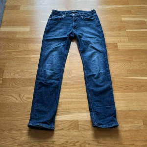 Jack and Jones jeans blå regular fit w 29 l34 - Jack and Jones jeans regular fit blåa med en snygg tvätt. Bra skick! Storleken är w 29 l34. Tveka inte att skriva om du har funderingar 👍😁Sorry för dåliga bilder 