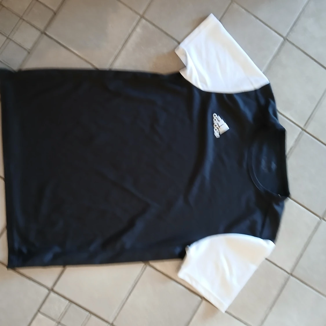 Svart Adidas t-shirt med vita ärmar