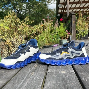 Gympa skor - Mörkblåa gympa skor med vita detaljer storlek 39