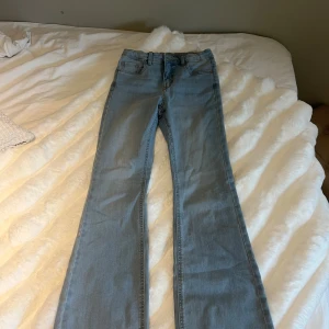 Ljusblå bootcut jeans - Säljer ett par ljusblå jeans med bootcut passform i storlek 158. Jeansen har dragkedja med knapp. Använda fåtal gånger och i fint skick! Säljer då de är för små för mig. 