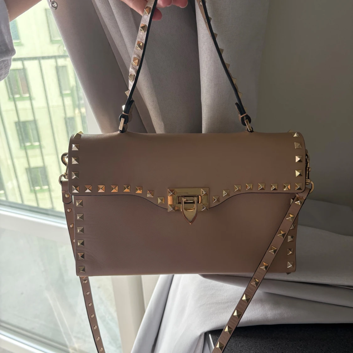 Beige Valentino axelväska med nitar - 3