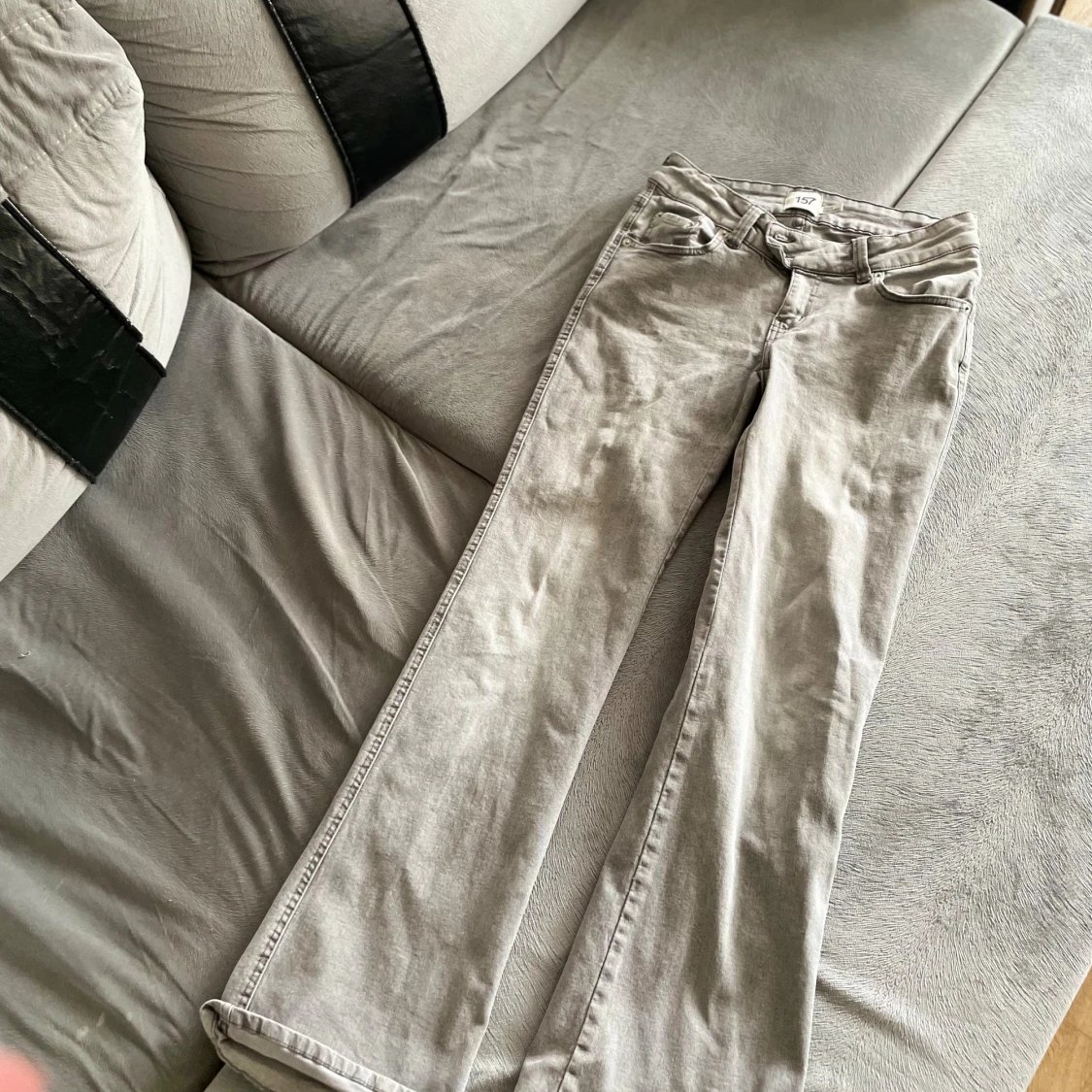 Grå bootcut jeans med broderad ficka - 1