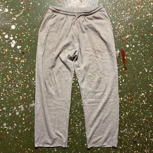 Weekday sweatpants  - Säljer ett par weekday standard sweatpants|| skicket är okej, några få små fläckar och lite fadeade i färgen|| benslutet är avklippt för en mer relaxed fit|| storlek M|| hör av dig vid frågor 🔥 