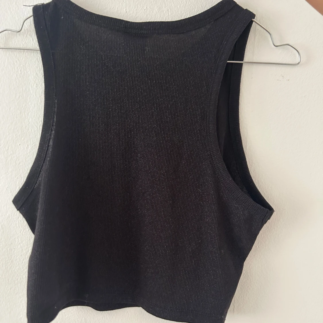 Svart ribbad linnetopp från H&M - 1