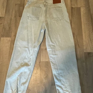 Ljusblå raka jeans från Gabba - Säljer ett par ljusblå jeans från gabba med klassisk femficksdesign och raka ben. Jeansen har hög midja och är tillverkade i ett robust denimtyg av bomull. Perfekta för dig som gillar en clean och tidlös look. Mått finns på bild