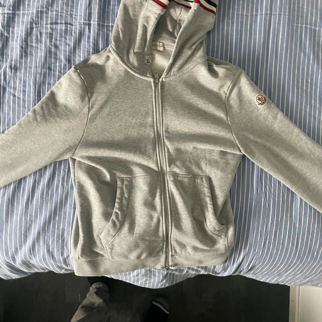 Grå Moncler hoodie med dragkedja
