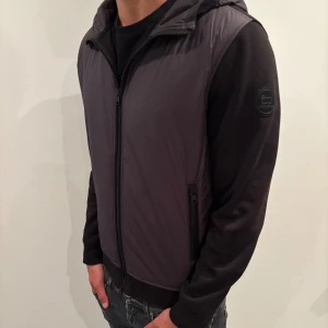 Woolrich cardigan  - Hej! Säljer nu denna väldigt snygga och eftertraktade Woolrich cardigan!  Jackan är slutsåld överallt och går inte att få tag på… Jackan är perfekt nu till hösten/vintern Storlek M  Skick 9,5/10  Ny pris: 6000 kr Säljs för: 1999 kr 