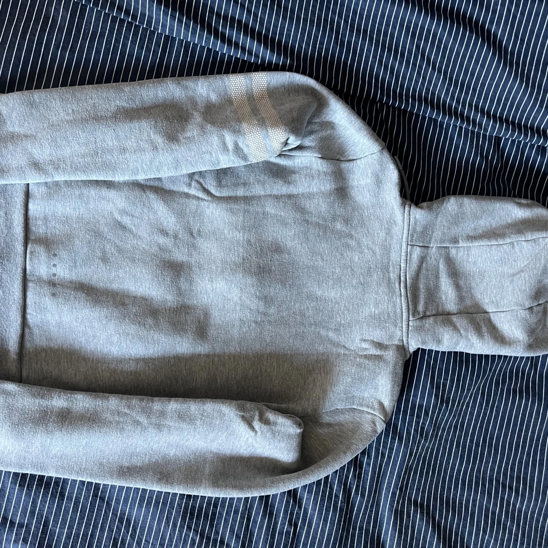 Grå hoodie från Stronger med dragkedja - 2