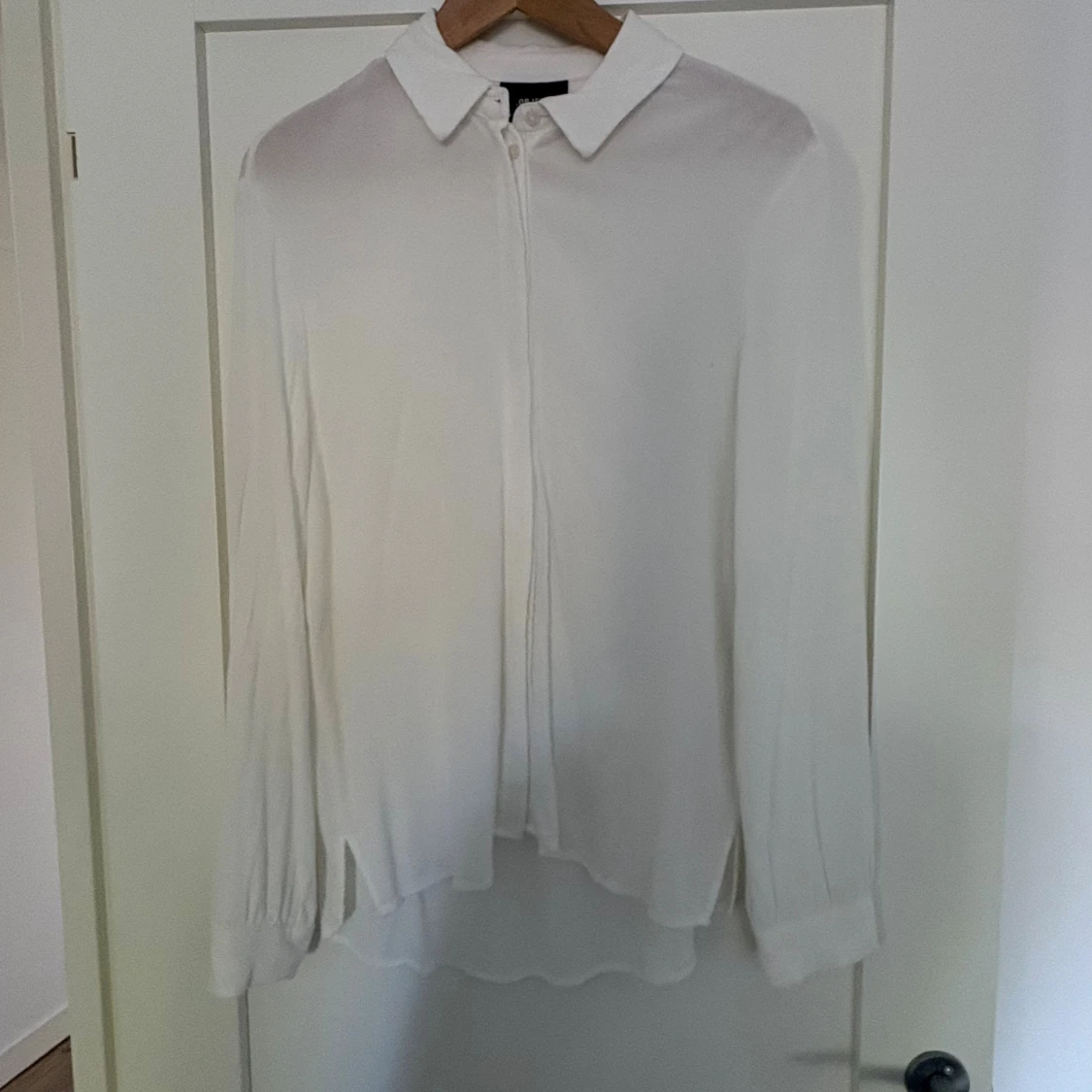 Vit skjorta med knappar och krage