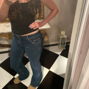 Low waist bootcut jeans - Säljer dessa snygga mörkblå low waist bootcut jeans. Endast använda en gång, som nyskick!💙