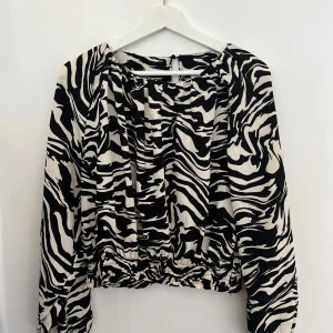 Blus - Knappt använd