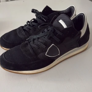 Philippe Model skor - Säljer nu mina skor i storlek (45) dom har ett liten hål men de syns inte igenom köpte dom för 2600kr för nåt år sen men säljer dom för 500kr nu