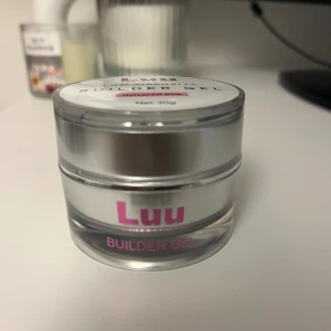 Luu Builder Gel Universal Pink 30g - Luu Professional Builder Gel i färgen Universal Pink, 30g. En lågviskös gel för nagelförlängning eller förstärkning. Kommer i en rund, transparent burk med silvrigt lock. Färgen är en mjuk, naturlig rosa som ger en fräsch look till naglarna. Säljer pågrund av att jag råka beställa två. Nypris 285kr