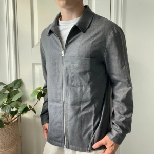 J.lindeberg overshirt grå L - J.lindeberg overshirt grå L, inga defekter! Modellen är 180,75 kg. 🫶