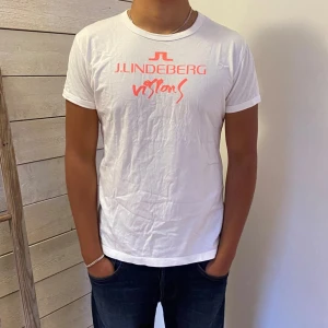 J.Lindeberg tröja - Säljer nu denna riktigt feta J.Lindeberg i fint skick | Passform: Storlek L, men har krympt så passar som en M nästan lite mot S | Hör av dig vid minsta funderingar!