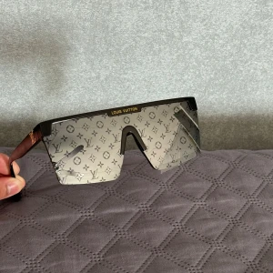 Lv glasögon ALLA färger! - Alla färger, helt nya. De är lite större än normala solglasögon sà ni tänker pà det!