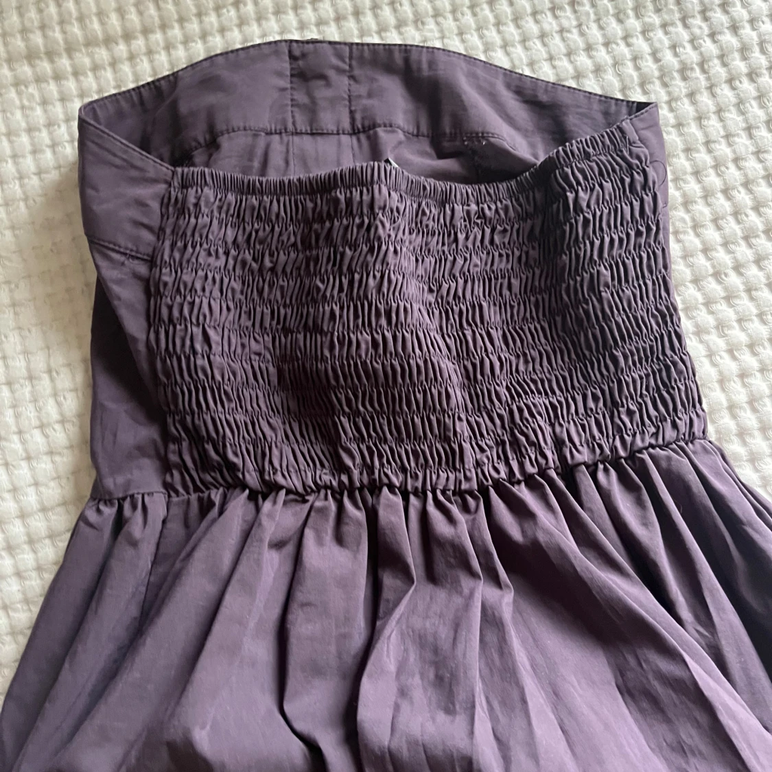 Mörklila axelbandslös klänning - 2