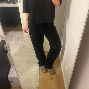 Svarta jeans med leopard detalj  - Såå snygga jeans från design by si! Är högmidjade men man kan dra ner de så de blir midwaist och mer baggy. Har så snygga leopard fickor!! Säljer för de inte kommit till användning bara❤️Köptes för 600 kr. 