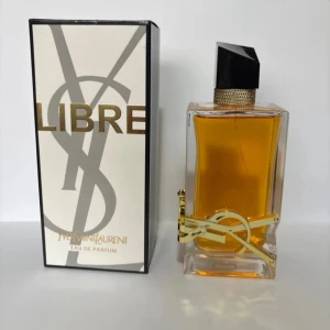 Yves Saint Laurent Libre EdP - YSL Libre Eau de parfymer allt är bra flaskan är full knappt använd men loggan gick sönder om du vill se bilder skriv pris kan diskuteras men inget under 350kr allt är bra parfymen är typ full bara logga🥲