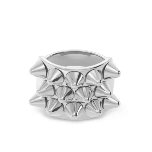 Silvrig ring med nitar från Edblad - Edblad ring med nitar i silverfärgat metall. Storlek 16,00/xs💕pris kan diskuteras 💗