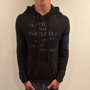 zadig voltaire Hoodie  - Hej! Säljer nu denna väldigt snygga och sällsynta zadig voltaire Kashmir hoodie! Denna hoodie är extremt sällsynt och svår att få tag på då den inte säljs i butik längre! Storlek S Skick 10/10 (helt nya)  Ny pris: 5000 kr Säljs för: 3500 kr. Allt OG tillkommer vid köp! Hoodien är köpt på farfetch och Kvitto finns 