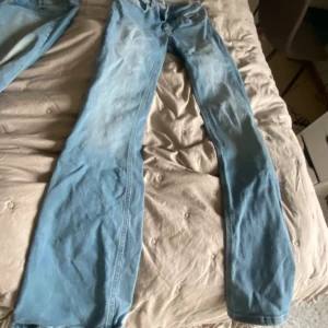 Ljusblå bootcut jeans Low Boot - Snygga ljusblå jeans från 157 med bootcut-modell och låg midja. Klassisk femficksdesign och slitstarkt jeanstyg. Perfekta för dig som gillar en avslappnad och trendig look med lite vidare ben nertill.