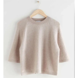 Beige stickad tröja med trekvartsärm - Säljer min kortärmade tröja från toher stories då den blivit för liten för mig. 