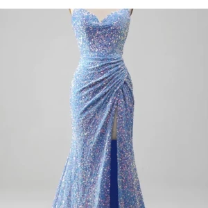 Blå glittrig långklänning med slits - Säljer min systers balklänning!! Den är använd 1gång. Kan tänka mig sänka priset vid snabb affär🫶🏻storlek 32 men passar 34-36 