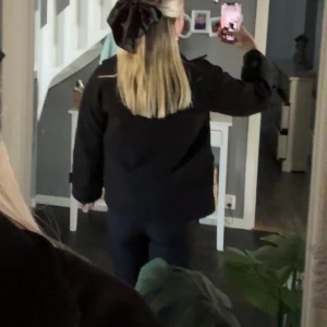 Svarta kostymbyxor från BikBok - Säljer ett par jättefina kostymbyxor från bikbok, som tyvärr inte kommer till användning längre. Nästa nya, använda ett fåtal gånger. Storlek 34. Nypris ca 499 Pris går att diskutera vid snabba affärer💗