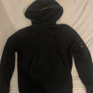 C.P. Company hoodie - Svart hoodie från C.P. Company med klassisk huva och snörning.
