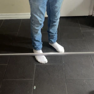 Blå skinny jeans Tiger of Sweden - Jag har ändast provat byxorna. Säljer ett par snygga blå skinny jeans från Tiger of Sweden. Jeansen har klassisk femficksdesign, ljus tvätt och smal passform som sitter tight hela vägen ner. Perfekta för dig som gillar stilrena och moderna jeans.