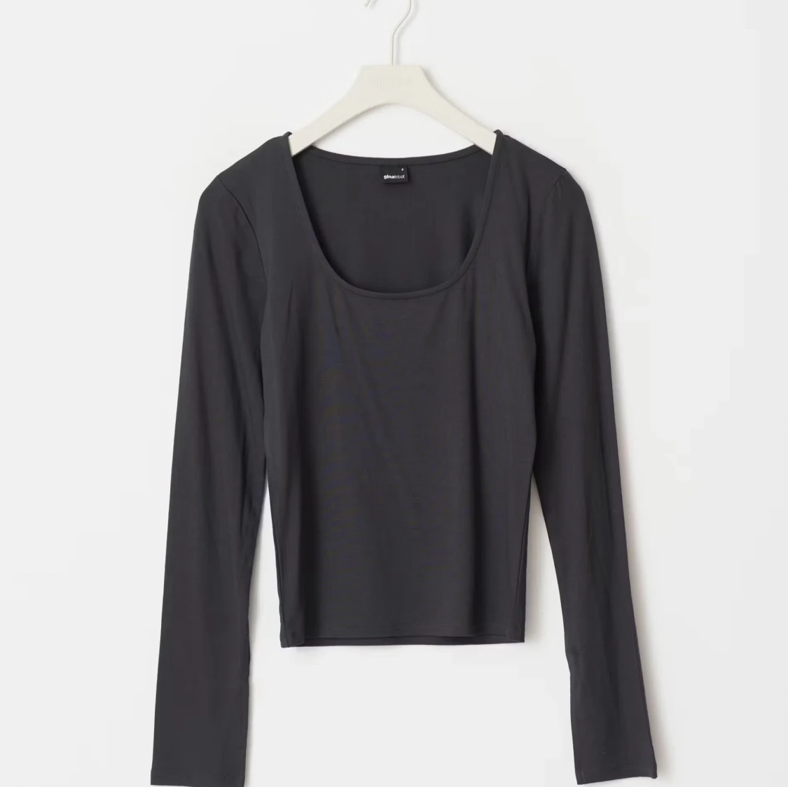 Mörkgrå långärmad topp från gina tricot - 1