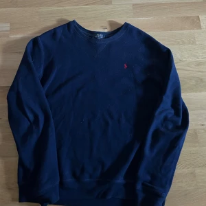 Polo Ralph Lauren tröja - Hej. Behöver bli av med lite kläder som bara ligger i garderoben så säljer denna fina Polo Ralph Lauren tröja i fint skick för ett väldigt bra pris. Passar storlek S/M, ny pris: ca 1200