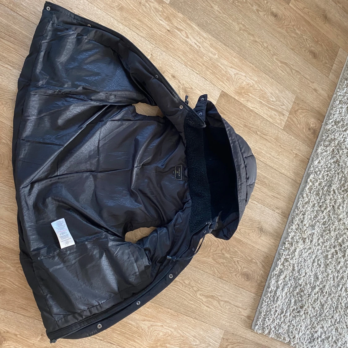 Svart dunväst med huva från SikSilk - 1