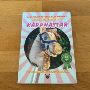 Stall Smultronbackens Käpphästar - En inspirerande bok fylld med tips, tutorials och smarta idéer för dig som älskar käpphästar! Lär dig skapa din egen käpphäst, fixa tillbehör, ordna tävlingar och få massor av inspiration. Perfekt för unga kreatörer och hästfantaster. Mall ingår!