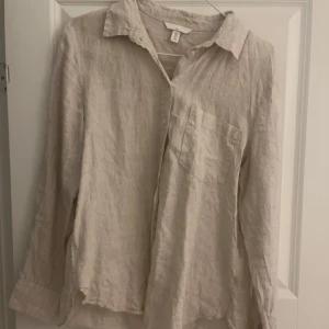 Linneskjorta - Säljer denna beigea linneskjortan då den är för liten. Normal i storleken men sitter snyggare/oversize på någon med xs/s, nästintill oanvänd💞bara att höra av sig vid funderingar