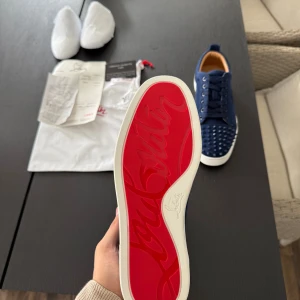 Christian Louboutin navy - Riktigt feta skor från Christian Louboutin. Skick 10/10, nyskick. Hör av er vid frågor eller funderingar. OBS pris ej hugget i sten!