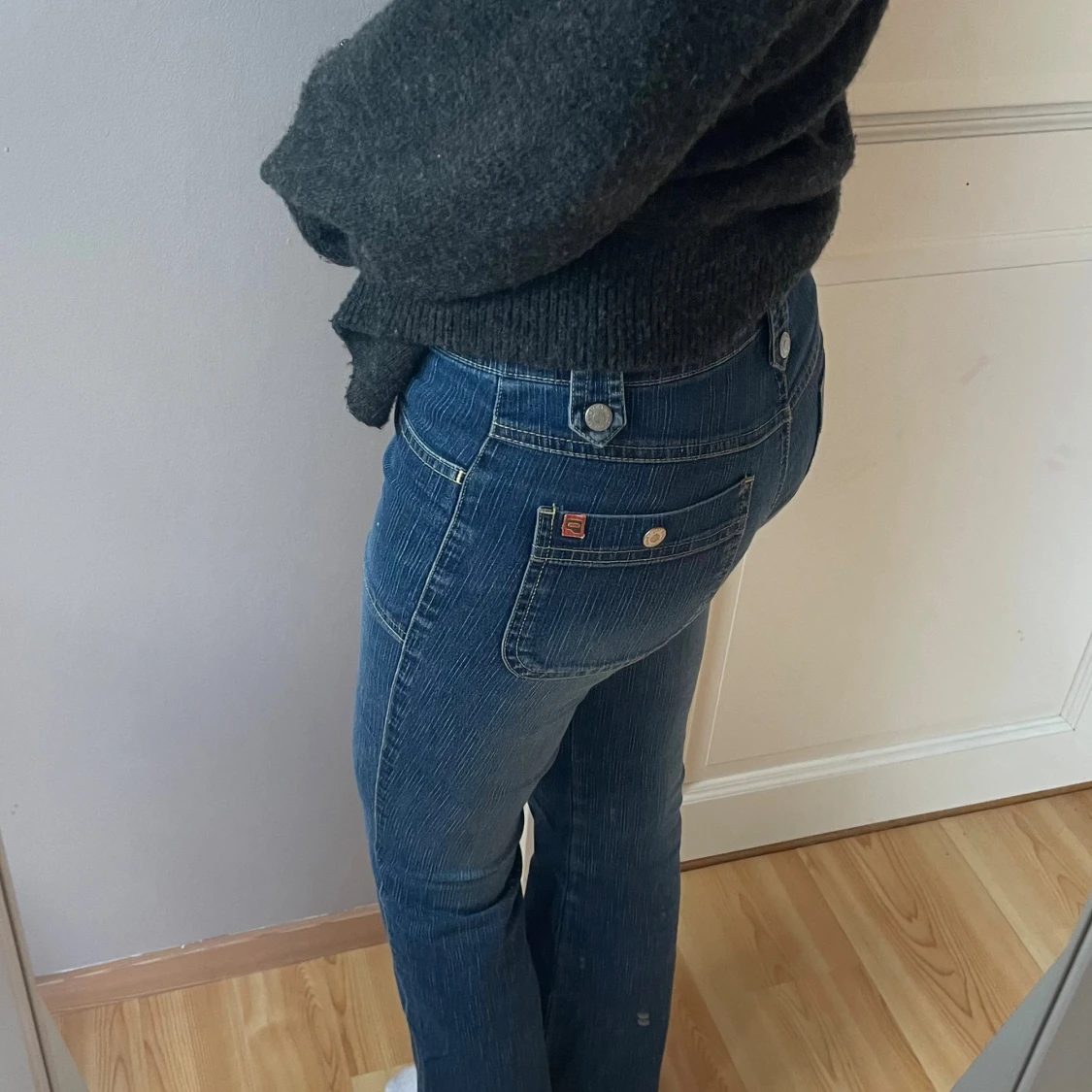 Blå bootcut jeans med fickdetaljer - 1