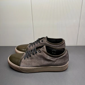 Lanvin skor - Säljer ett par beige lanvin skor i storlek Eu42, Uk8 men passar 42/43. Skorna är i bra skick utan skador och kommer med dustbag.