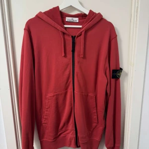 Röd hoodie från Stone Island - Röd stoneisland zip hoodie använd 1 gång  Storlek L passar M 