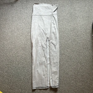 Grå off shoulder klänning - Storlek 38 men lite större än de! De står att den är storlek 38 men den är lite större. Så som en M eller L! 