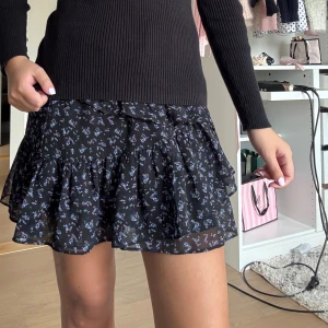 Svart volangkjol blå blommor - Världens sötaste volang kjol med blå lila blommor ❤️❤️