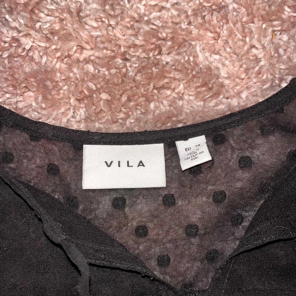 Svart prickig blus från Vila