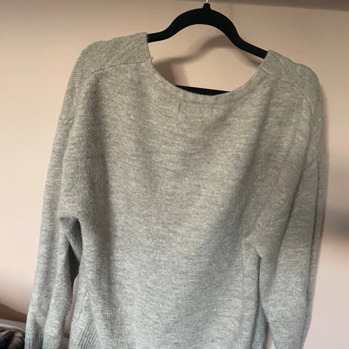 Grå stickad v-ringad tröja Amisu - 1