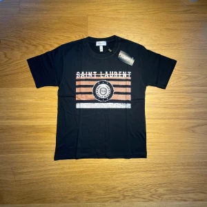 Saint Laurent t shirt  - T-shirt från Saint Laurent 👕 Storlek S ✔️ Helt oanvänd ✔️ Nyskick ✔️ Med tag kvar                     Köpt från leverantör! 📸 Hör av dig vid frågor eller om du vill ha fler bilder! 👉 Kolla gärna in min profil för fler storlekar och modeller.