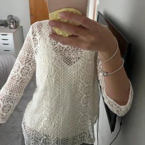 Vit spetsblus med 3/4-ärm - Superfin vit blus i spets 