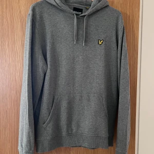 Hoodie Herr Lyle&Scott - Hoodie. Herr strl: M. Använd, välvårdad. Mkt bra skick. 