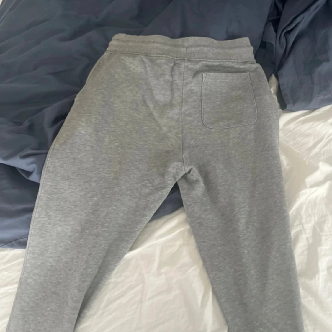 Grå mjukisbyxor från GANT, strl S - 3