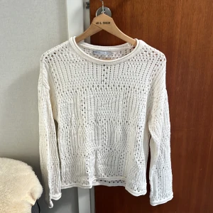 Fin vit stickad tröja från Only - Säljer en vit stickad/virkad tröja från Only. Tröjan är i S. Den är bara använd ett fåtal gånger och har  knappt inga tecken på användning🤍